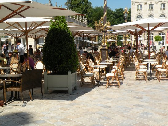  terrasse de café sur la place Stan